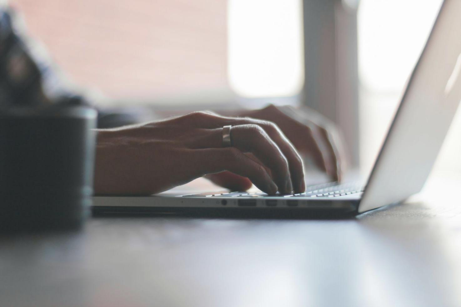 Espace de travail moderne avec outils d'analyse financière